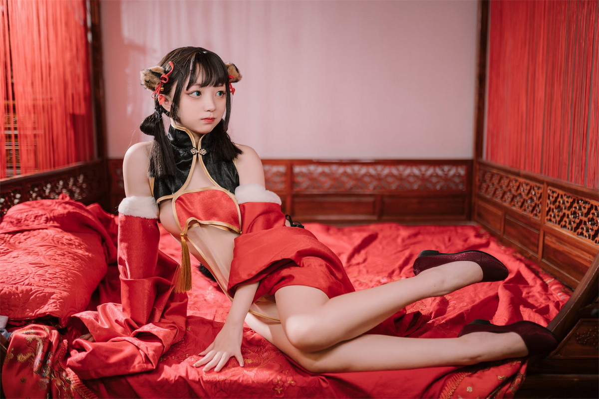 Xgyw.Net_网络美女花铃虎团团主题性感红黑色旗袍服饰露白嫩肌肤秀完美身材诱惑写真84P