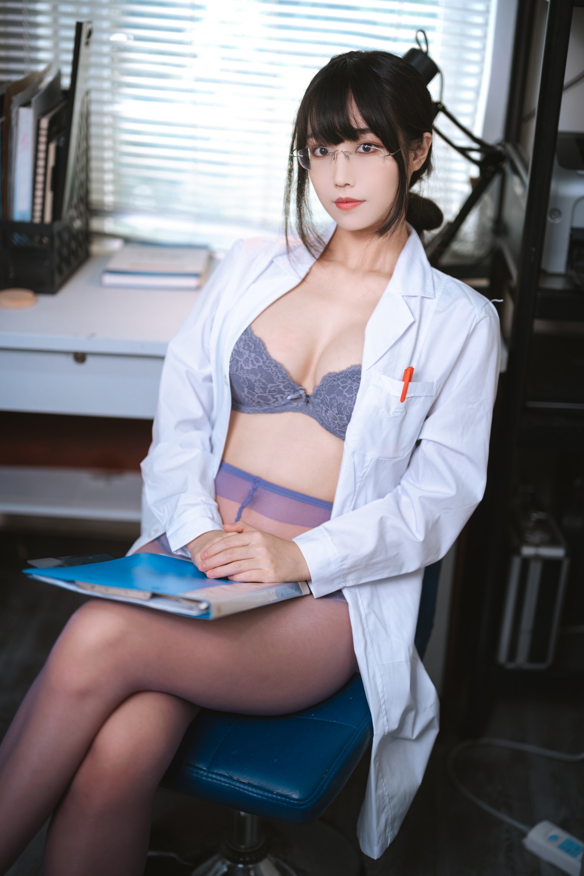 Xgyw.Net_网络美女汪知子医生姐姐主题脱白大褂露性感紫色内衣配紫色丝袜迷人诱惑写真34P