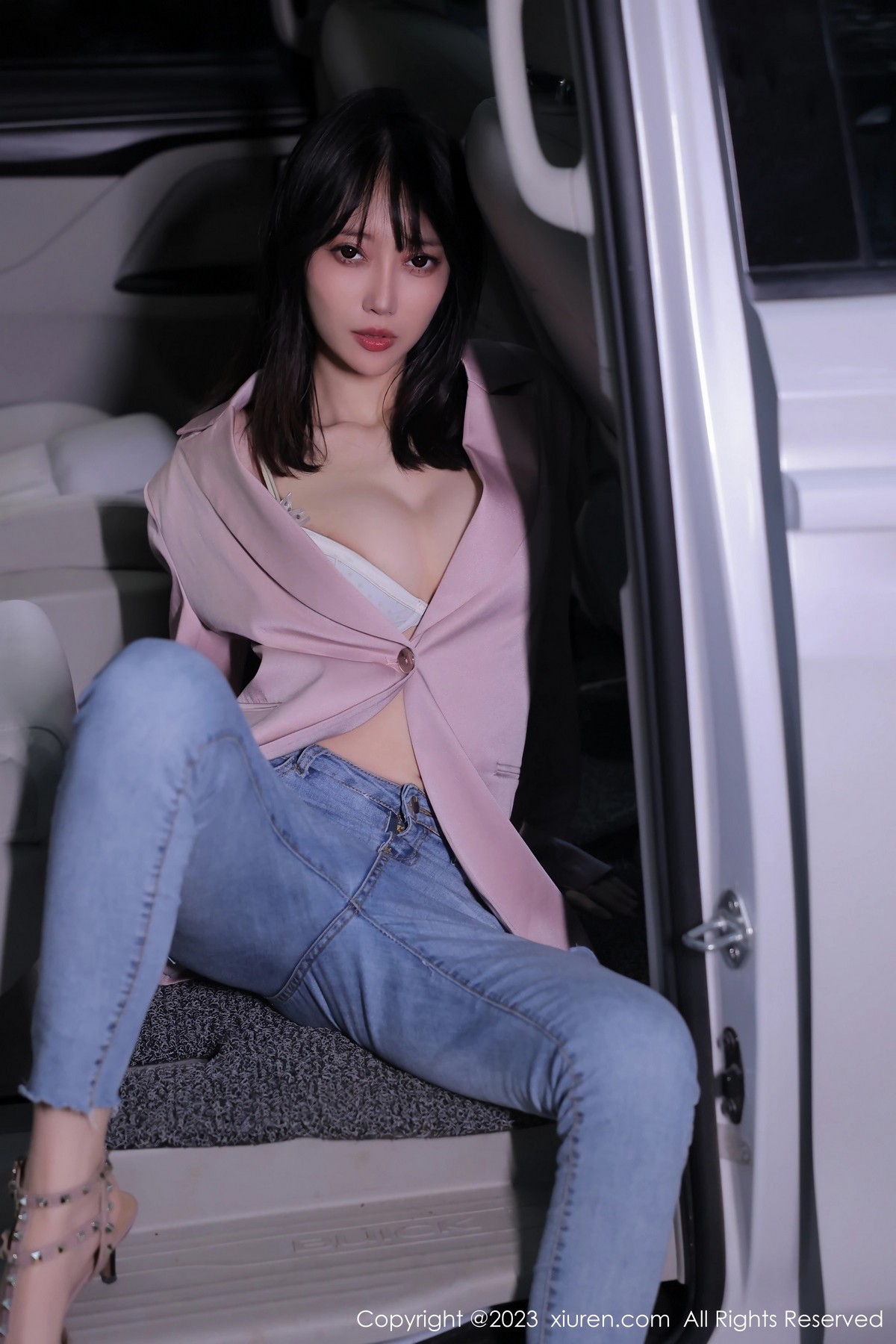 Xgyw.Net_XiuRen第6355期_模特玥儿玥er万宁旅拍粉灰色上衣配牛仔裤露白色内衣诱惑写真55P