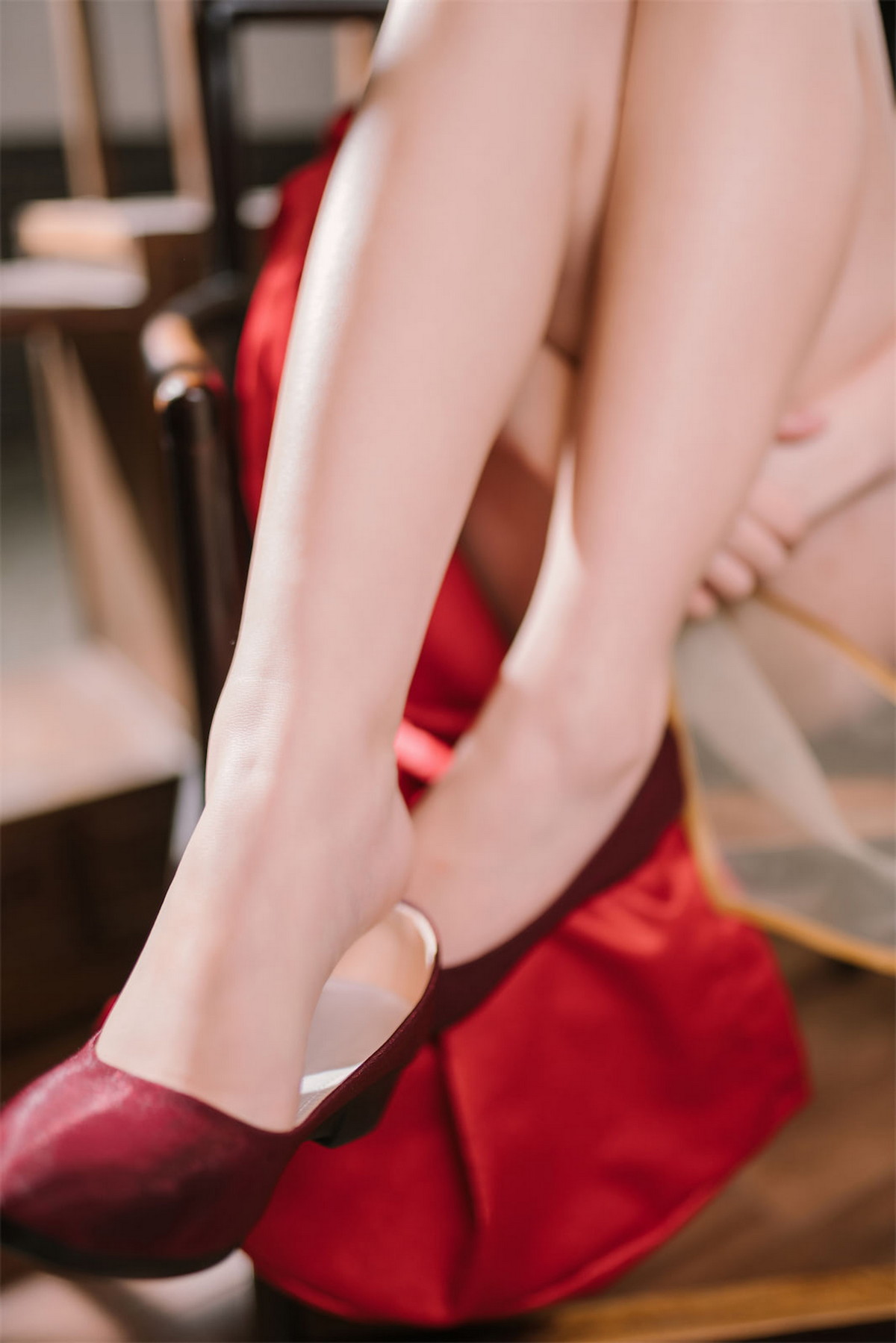 Xgyw.Net_网络美女花铃虎团团主题性感红黑色旗袍服饰露白嫩肌肤秀完美身材诱惑写真84P