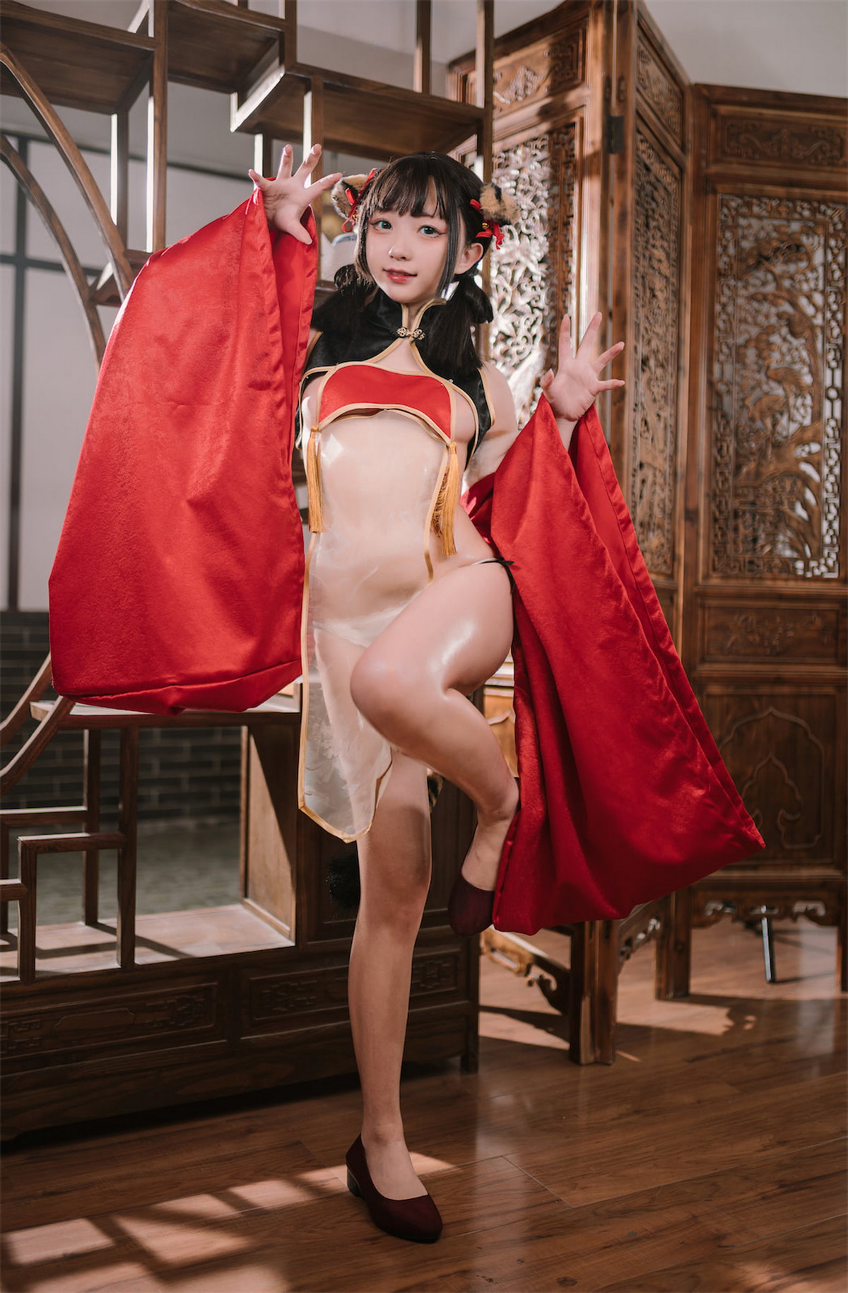 Xgyw.Net_网络美女花铃虎团团主题性感红黑色旗袍服饰露白嫩肌肤秀完美身材诱惑写真84P