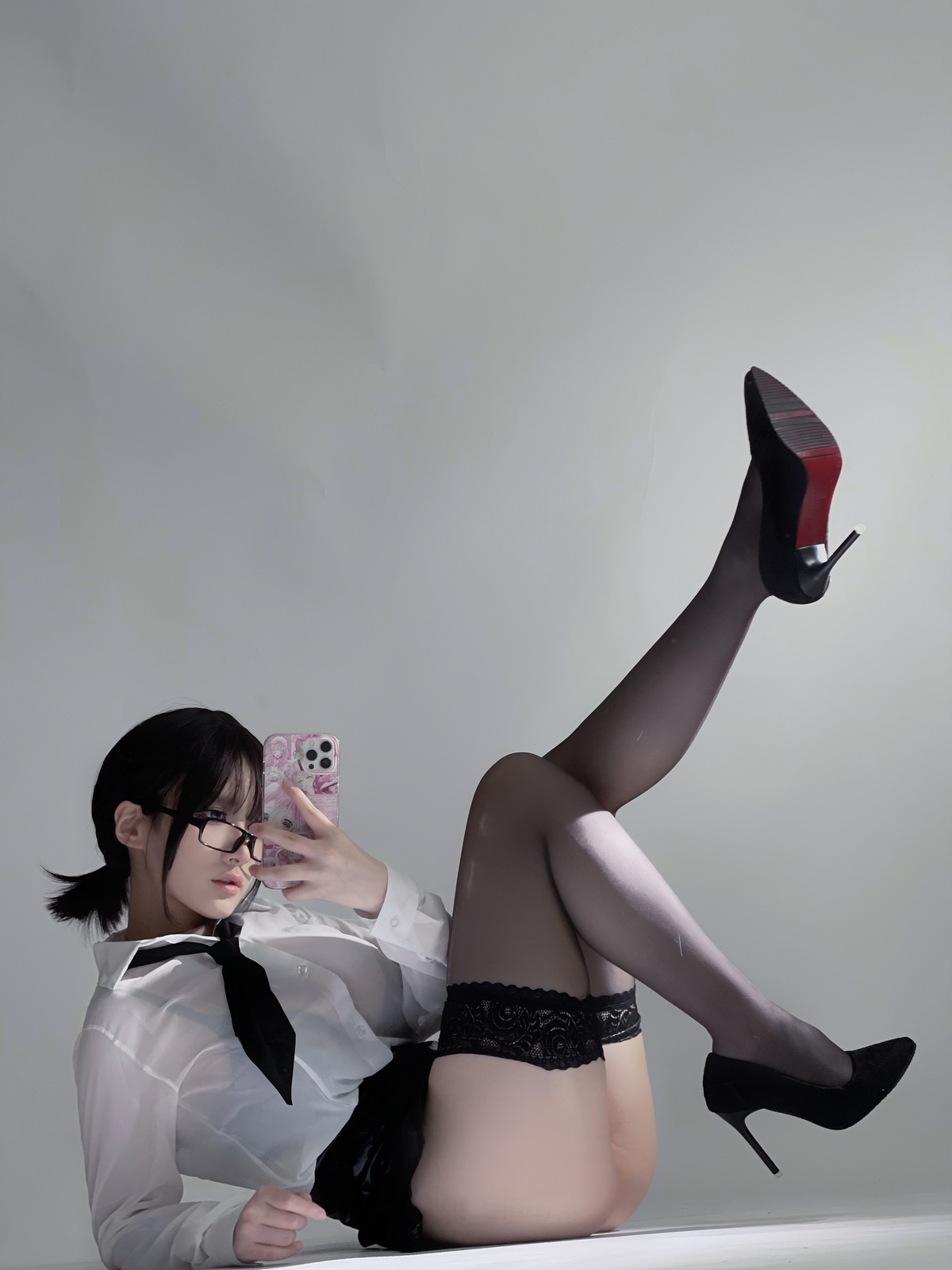 Xgyw.Net_Cos小姐姐幼爱youmeko早安主题性感白T配黑短裙露超薄黑丝秀翘臀诱惑写真28P