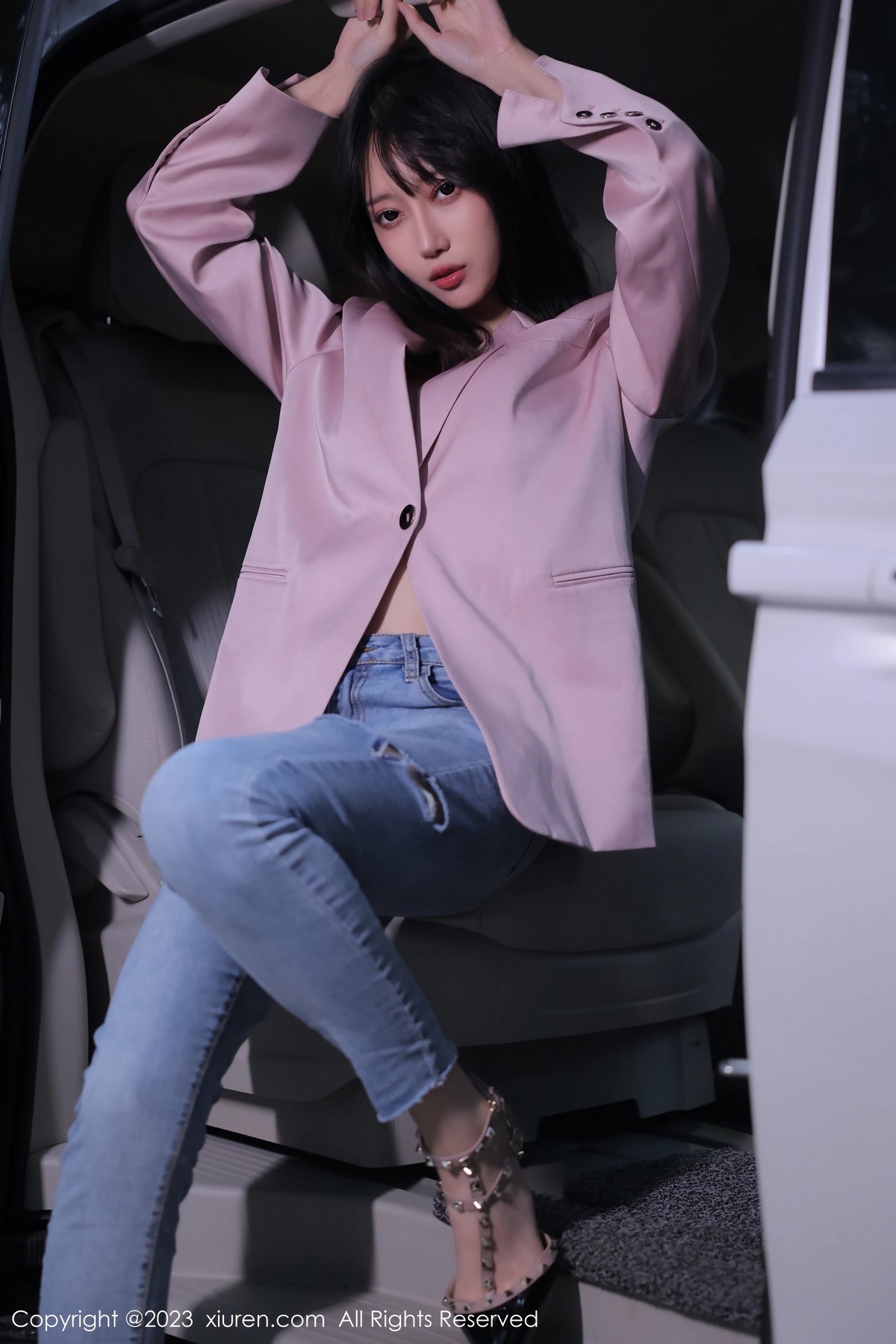 Xgyw.Net_XiuRen第6355期_模特玥儿玥er万宁旅拍粉灰色上衣配牛仔裤露白色内衣诱惑写真55P