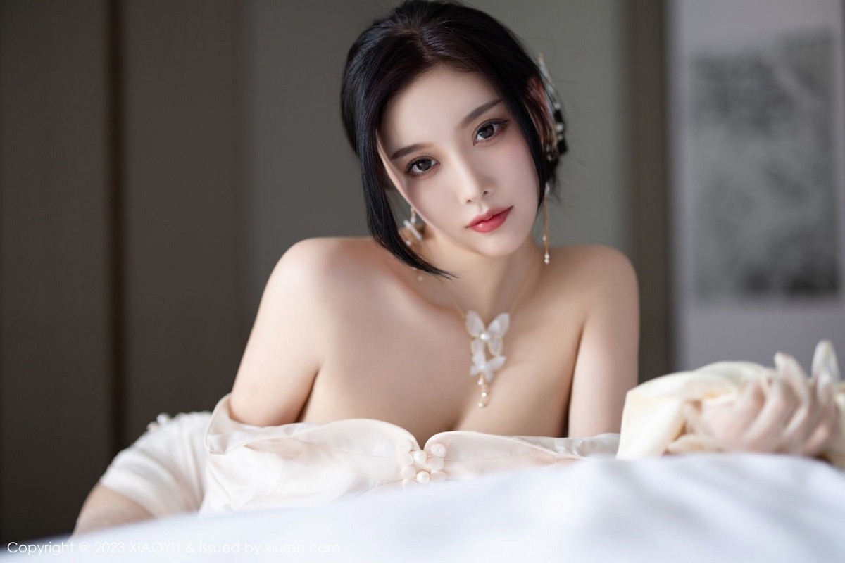 Xgyw.Net_[XiaoYu画语界]Vol.978_女神杨晨晨Yome性感白色典雅旗袍配白丝袜秀丰腴身材诱惑写真85P