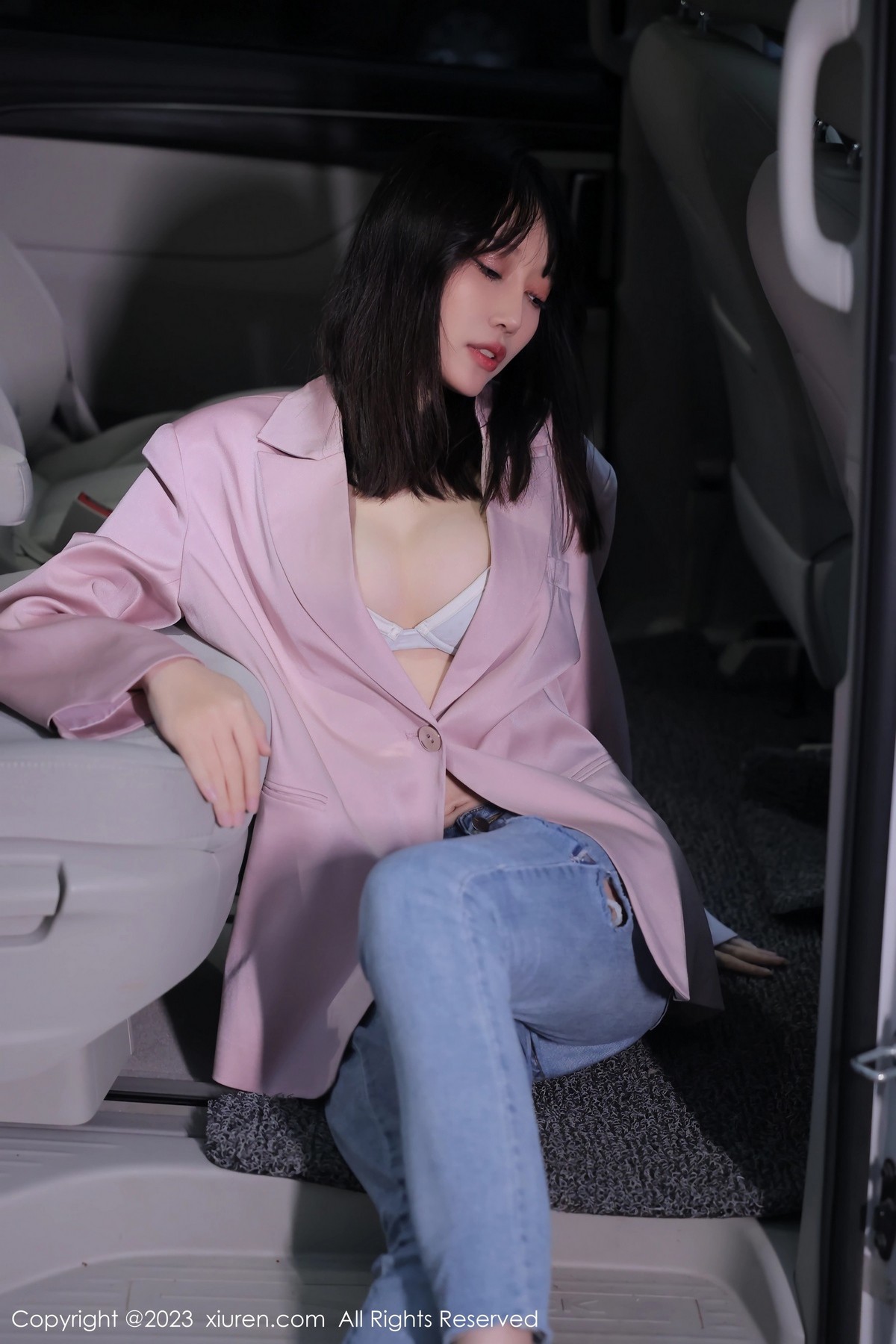 Xgyw.Net_XiuRen第6355期_模特玥儿玥er万宁旅拍粉灰色上衣配牛仔裤露白色内衣诱惑写真55P