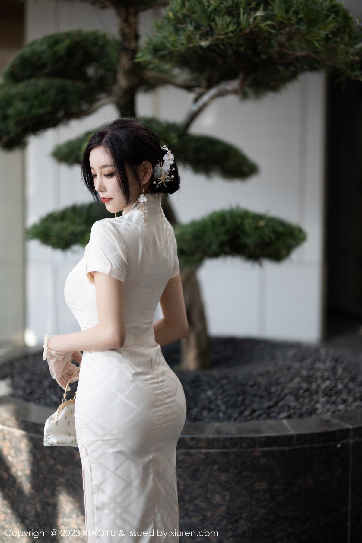 Xgyw.Net_[XiaoYu画语界]Vol.978_女神杨晨晨Yome性感白色典雅旗袍配白丝袜秀丰腴身材诱惑写真85P