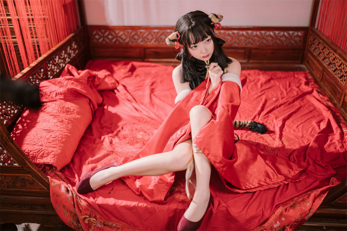 Xgyw.Net_网络美女花铃虎团团主题性感红黑色旗袍服饰露白嫩肌肤秀完美身材诱惑写真84P