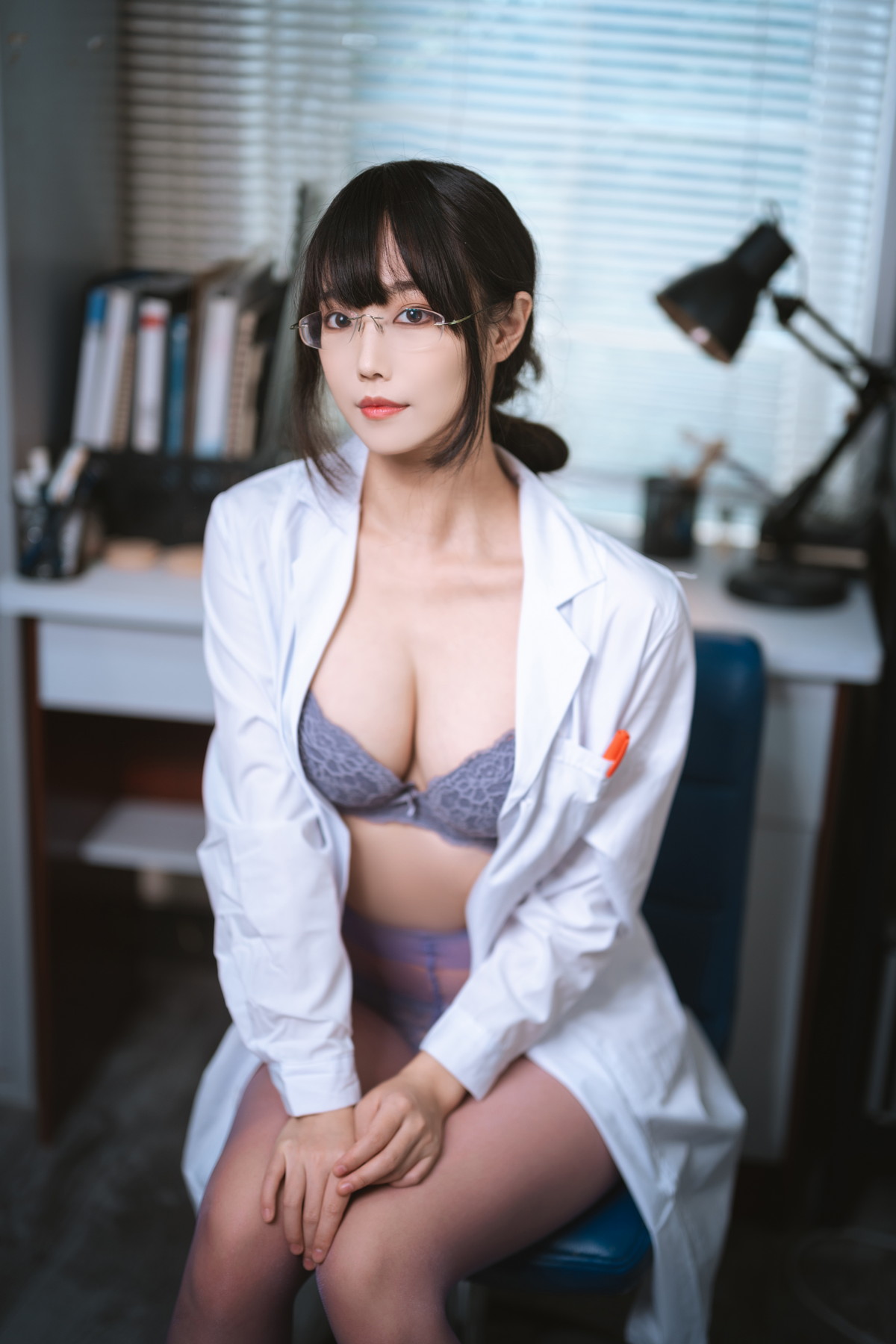 Xgyw.Net_网络美女汪知子医生姐姐主题脱白大褂露性感紫色内衣配紫色丝袜迷人诱惑写真34P