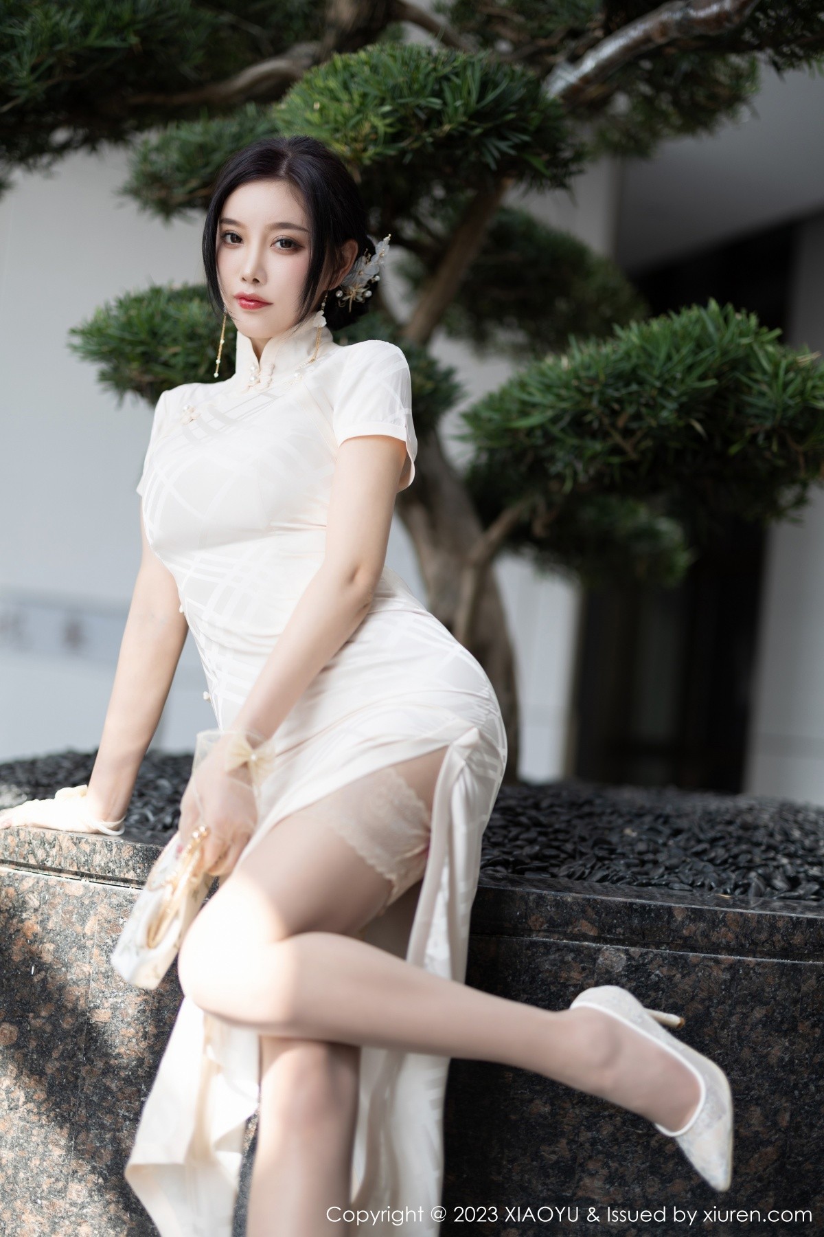 Xgyw.Net_[XiaoYu画语界]Vol.978_女神杨晨晨Yome性感白色典雅旗袍配白丝袜秀丰腴身材诱惑写真85P