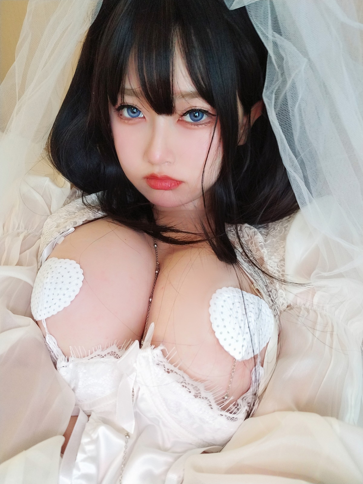 Xgyw.Net_Coser妹子女主K白双子主题性感白色薄纱配蕾丝吊袜露豪乳血滴子遮点诱惑写真75P