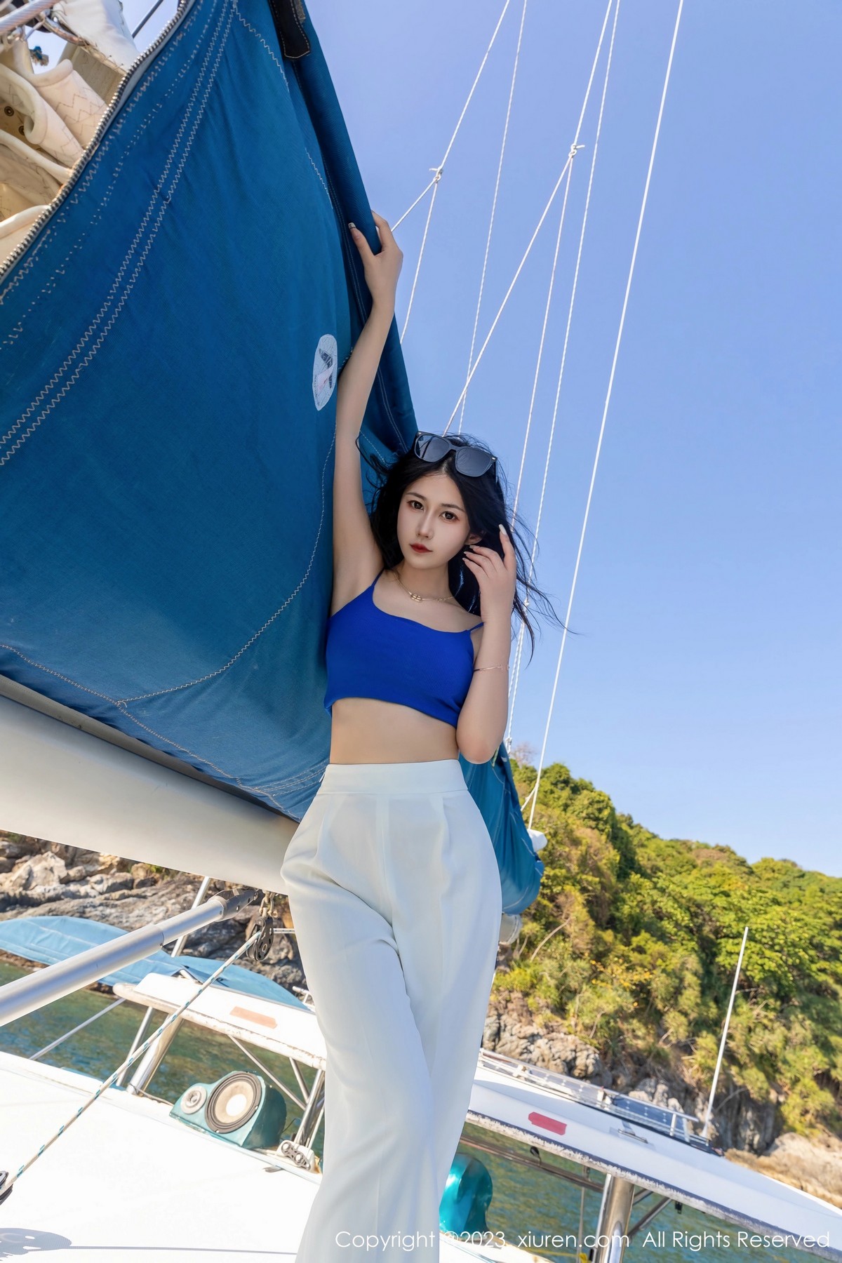 Xgyw.Net_XiuRen第6359期_模特laura阿姣蓝色短款上衣配白色长裤半脱秀丰满身材诱惑写真68P