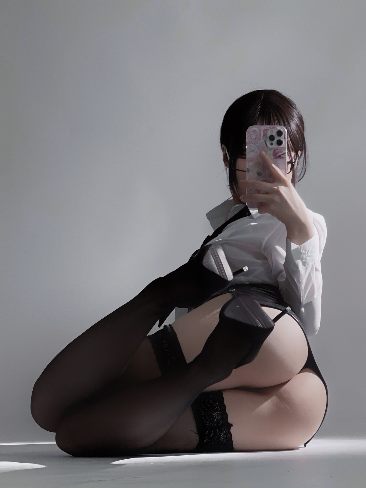 Xgyw.Net_Cos小姐姐幼爱youmeko早安主题性感白T配黑短裙露超薄黑丝秀翘臀诱惑写真28P