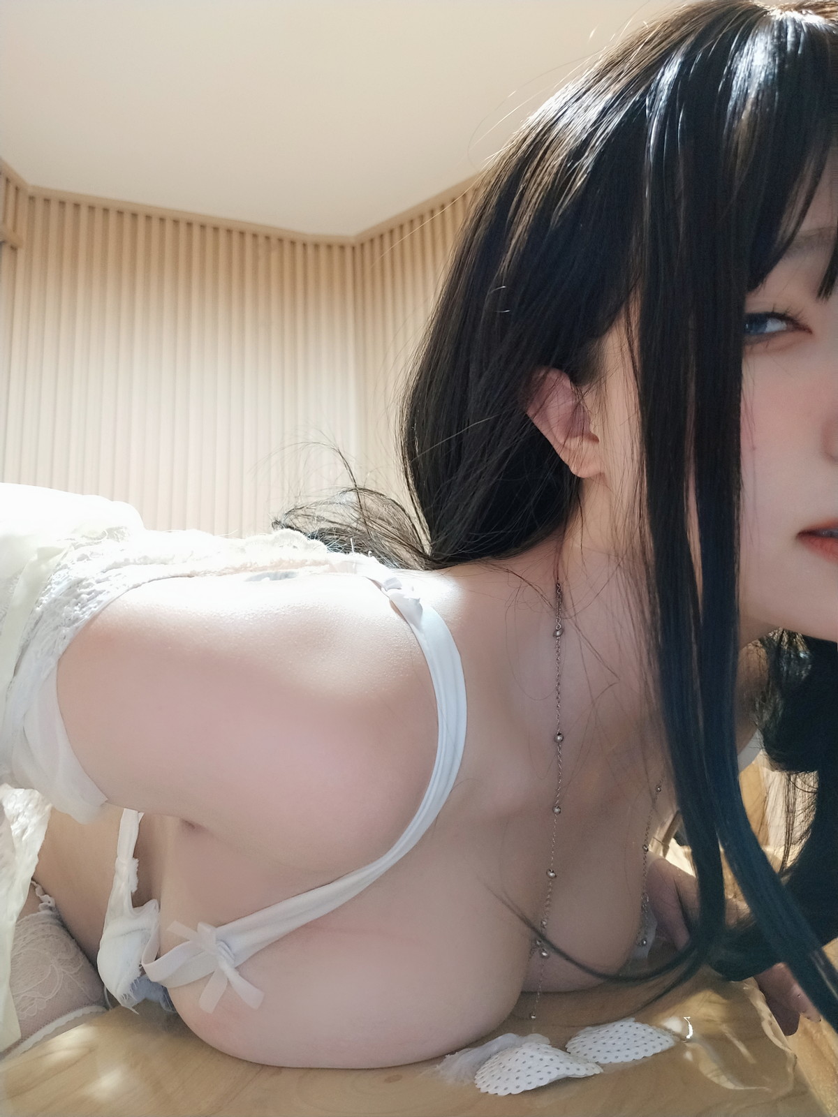 Xgyw.Net_Coser妹子女主K白双子主题性感白色薄纱配蕾丝吊袜露豪乳血滴子遮点诱惑写真75P