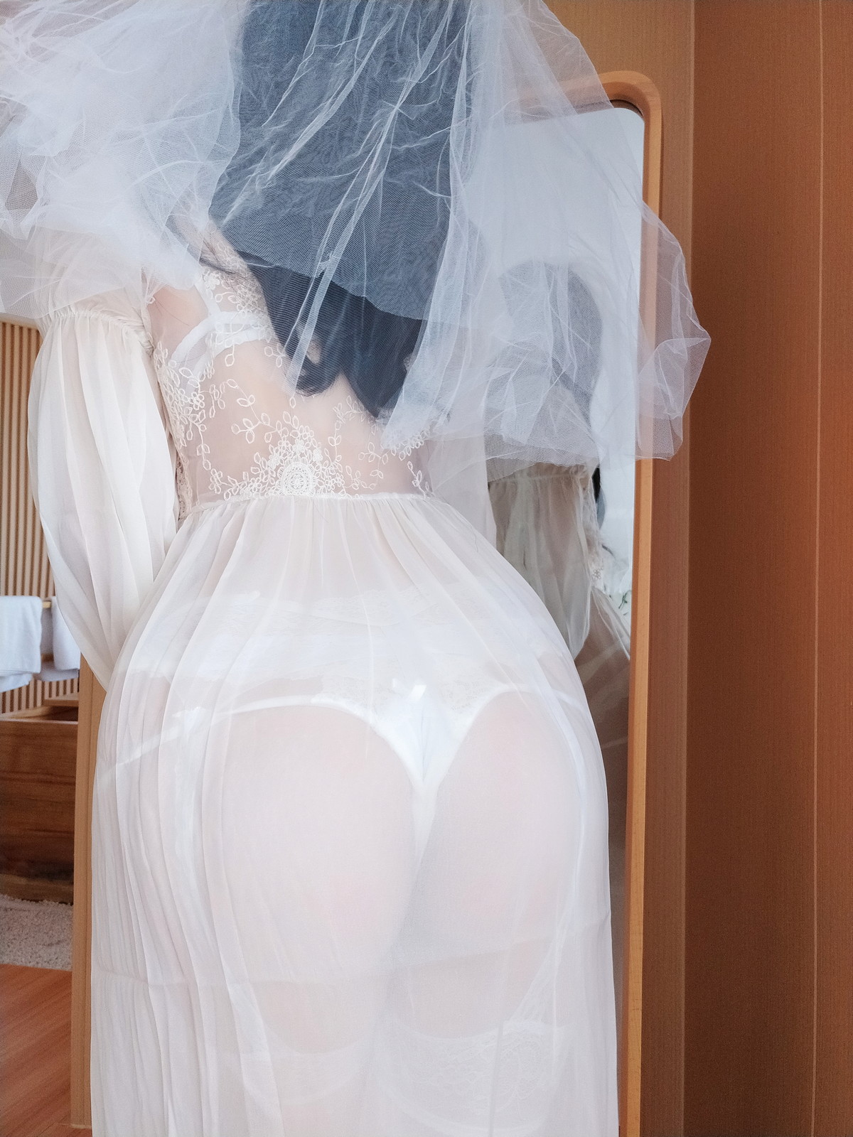 Xgyw.Net_Coser妹子女主K白双子主题性感白色薄纱配蕾丝吊袜露豪乳血滴子遮点诱惑写真75P