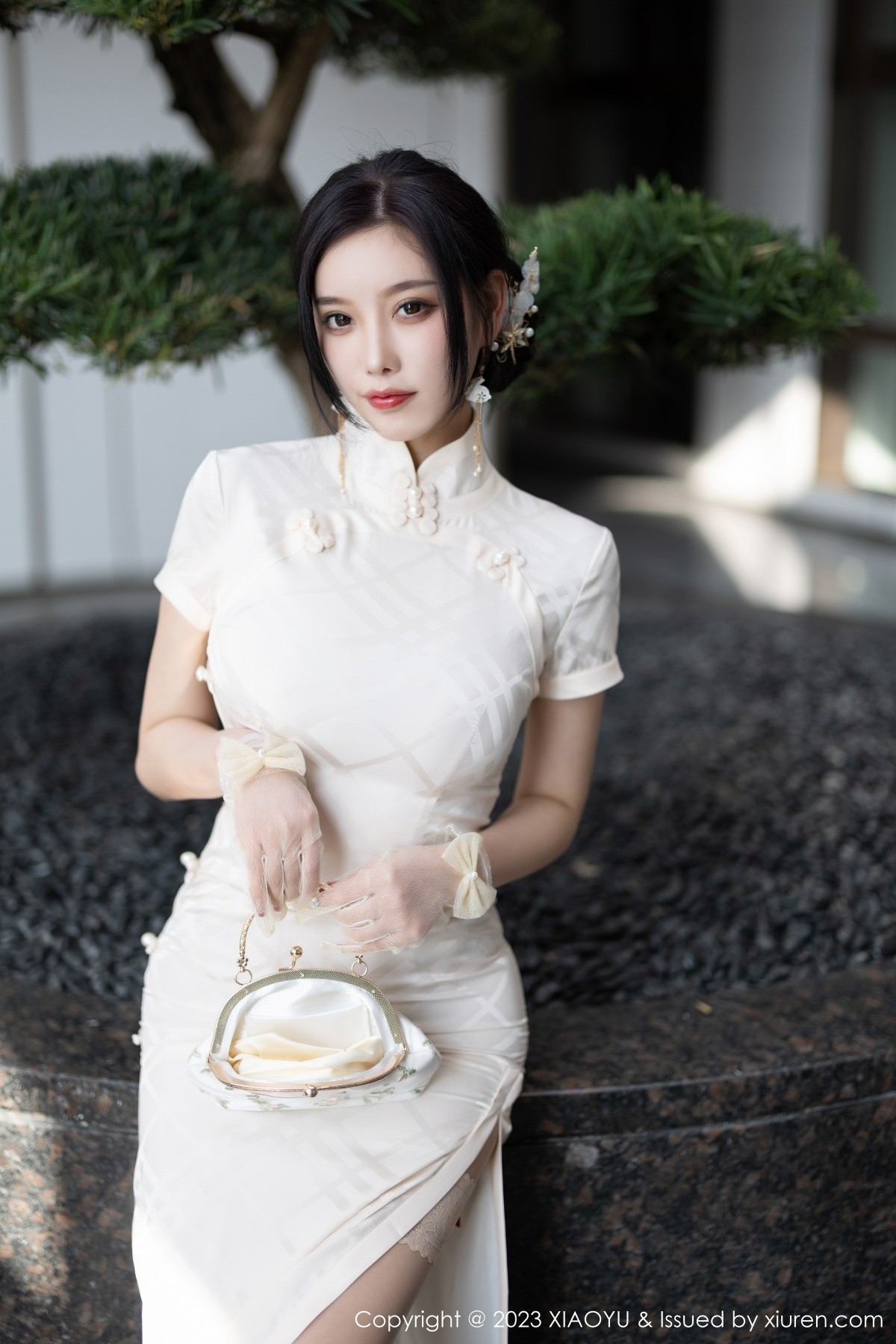 Xgyw.Net_[XiaoYu画语界]Vol.978_女神杨晨晨Yome性感白色典雅旗袍配白丝袜秀丰腴身材诱惑写真85P
