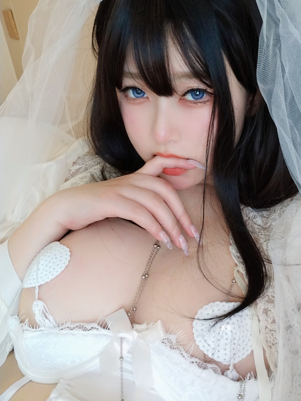 Xgyw.Net_Coser妹子女主K白双子主题性感白色薄纱配蕾丝吊袜露豪乳血滴子遮点诱惑写真75P