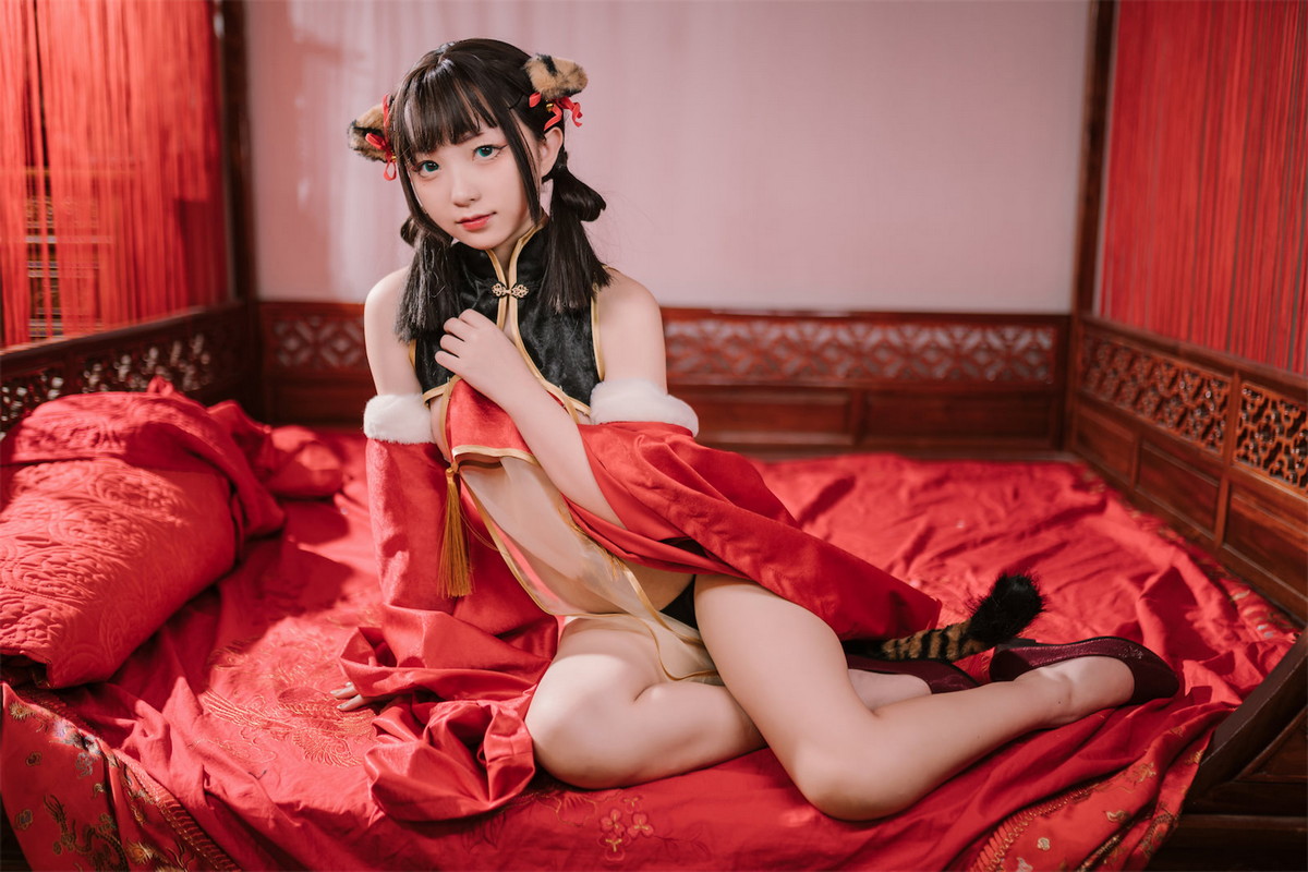 Xgyw.Net_网络美女花铃虎团团主题性感红黑色旗袍服饰露白嫩肌肤秀完美身材诱惑写真84P