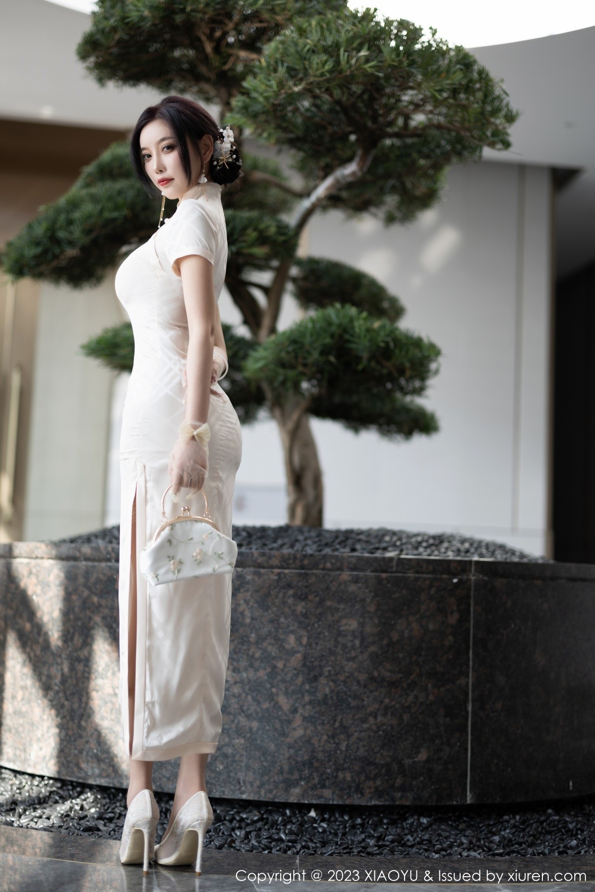 Xgyw.Net_[XiaoYu画语界]Vol.978_女神杨晨晨Yome性感白色典雅旗袍配白丝袜秀丰腴身材诱惑写真85P