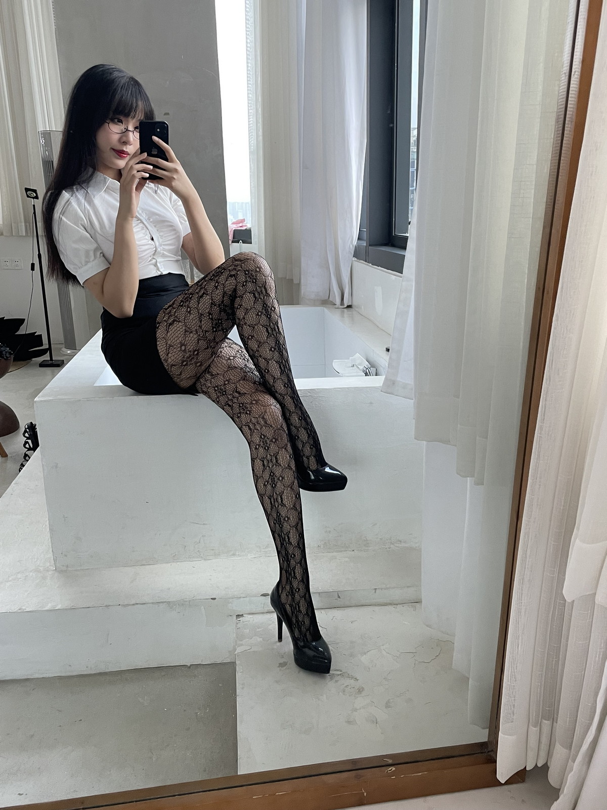 Xgyw.Net_网络美女轩萧学姐提花裤袜主题性感白T配黑短裙露黑丝网袜秀翘臀美腿诱惑写真106P