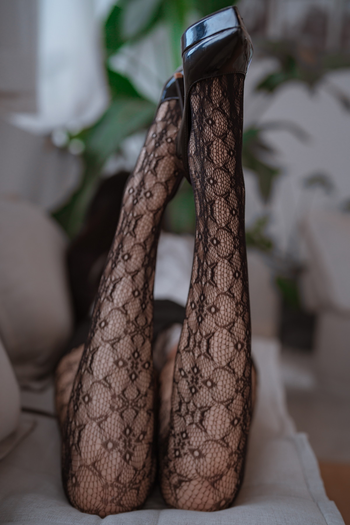 Xgyw.Net_网络美女轩萧学姐提花裤袜主题性感白T配黑短裙露黑丝网袜秀翘臀美腿诱惑写真106P