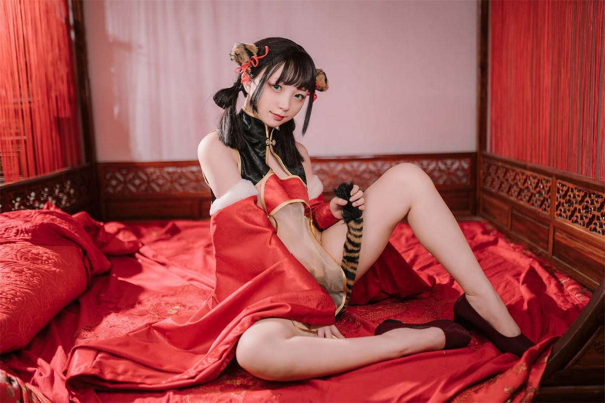 Xgyw.Net_网络美女花铃虎团团主题性感红黑色旗袍服饰露白嫩肌肤秀完美身材诱惑写真84P
