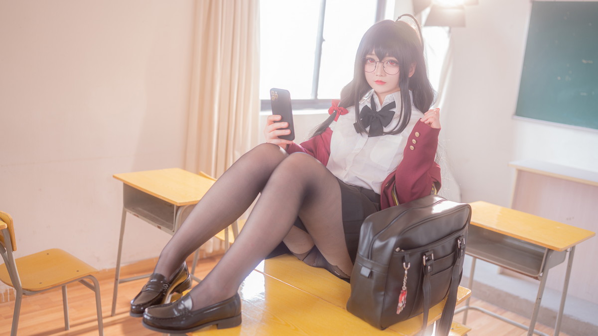 Xgyw.Net_Coser妹子Sayako_今年4岁大凤JK主题性感黑色短裙下超薄黑丝秀美腿诱惑写真50P