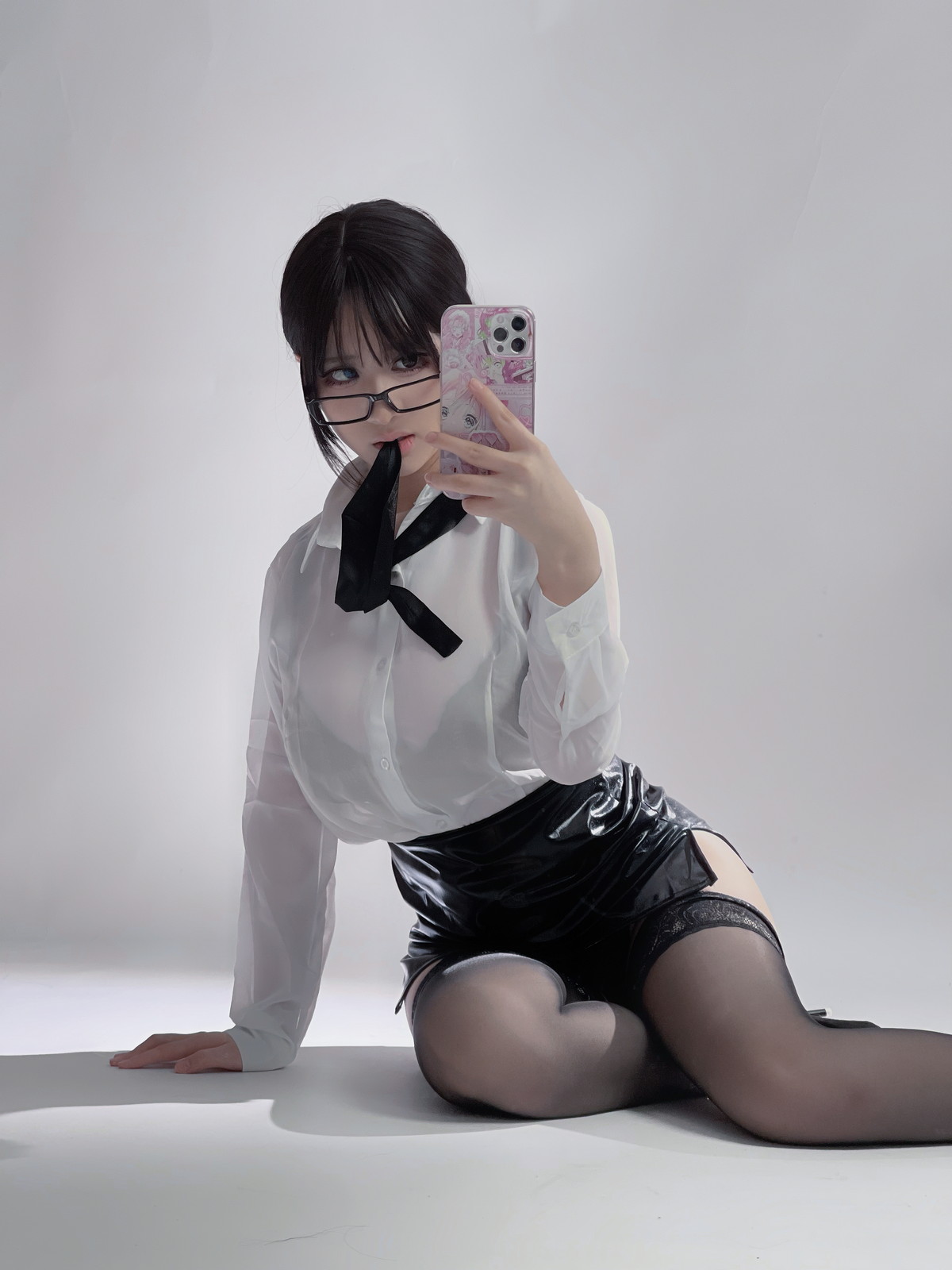 Xgyw.Net_Cos小姐姐幼爱youmeko早安主题性感白T配黑短裙露超薄黑丝秀翘臀诱惑写真28P