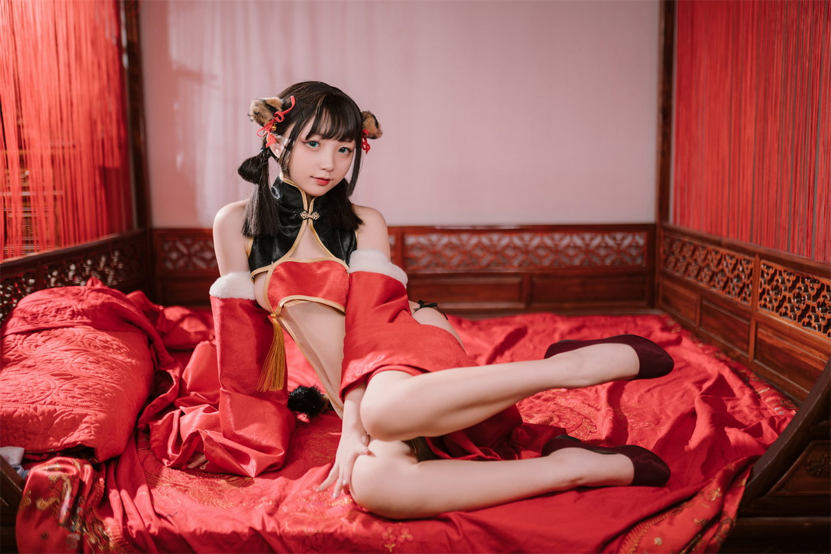 Xgyw.Net_网络美女花铃虎团团主题性感红黑色旗袍服饰露白嫩肌肤秀完美身材诱惑写真84P