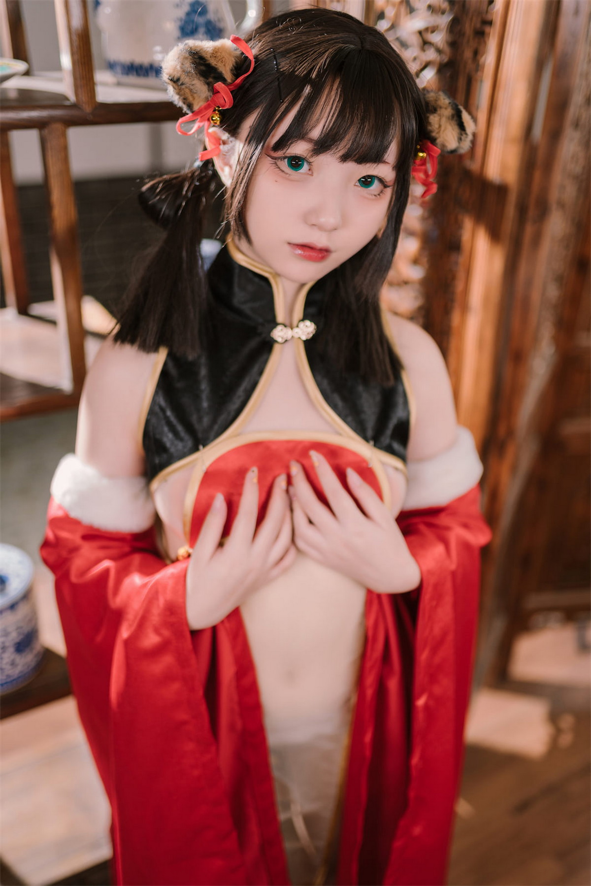Xgyw.Net_网络美女花铃虎团团主题性感红黑色旗袍服饰露白嫩肌肤秀完美身材诱惑写真84P