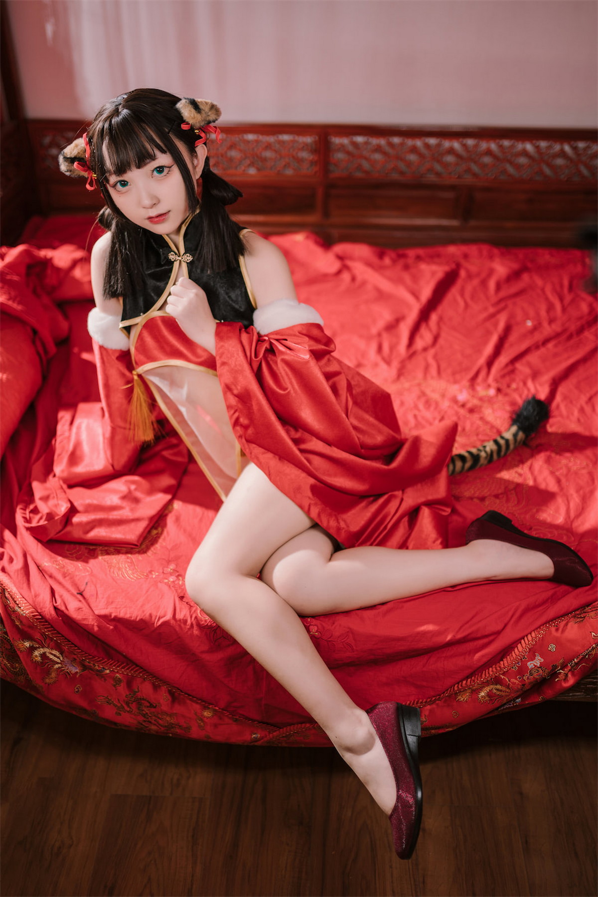 Xgyw.Net_网络美女花铃虎团团主题性感红黑色旗袍服饰露白嫩肌肤秀完美身材诱惑写真84P