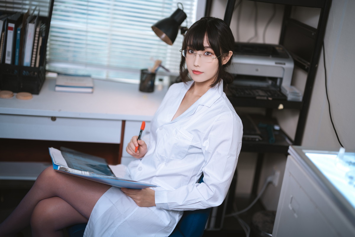 Xgyw.Net_网络美女汪知子医生姐姐主题脱白大褂露性感紫色内衣配紫色丝袜迷人诱惑写真34P