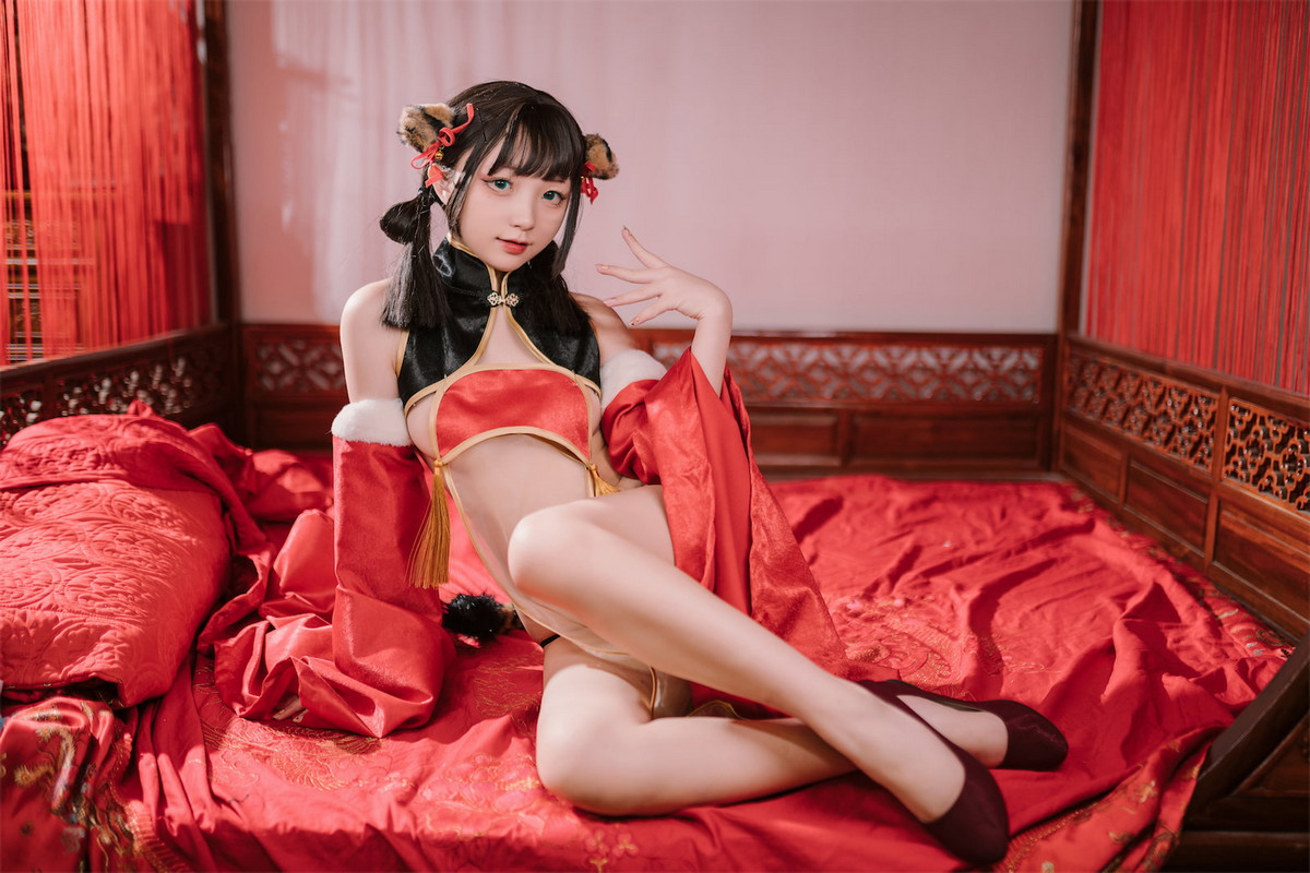 Xgyw.Net_网络美女花铃虎团团主题性感红黑色旗袍服饰露白嫩肌肤秀完美身材诱惑写真84P