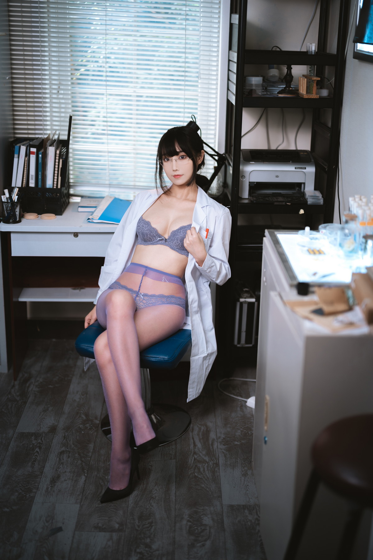Xgyw.Net_网络美女汪知子医生姐姐主题脱白大褂露性感紫色内衣配紫色丝袜迷人诱惑写真34P