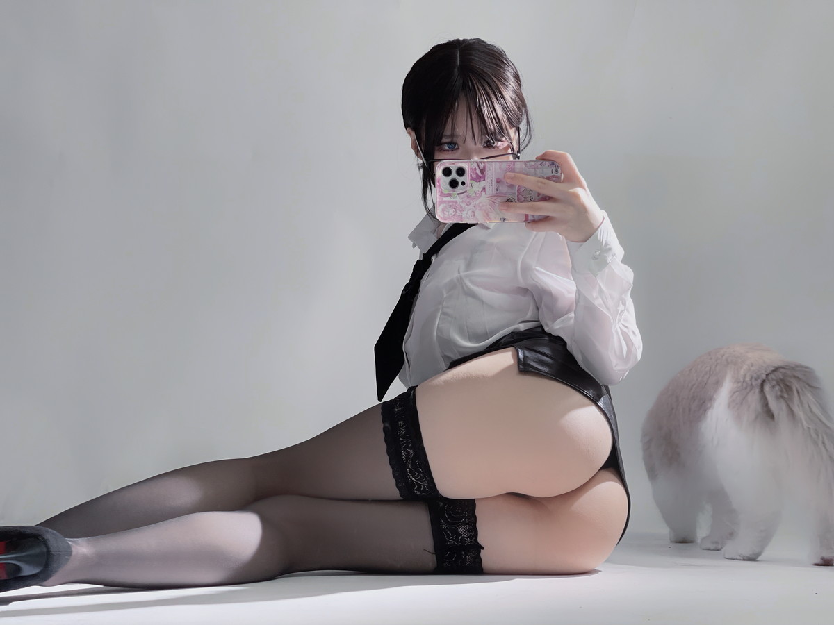 Xgyw.Net_Cos小姐姐幼爱youmeko早安主题性感白T配黑短裙露超薄黑丝秀翘臀诱惑写真28P