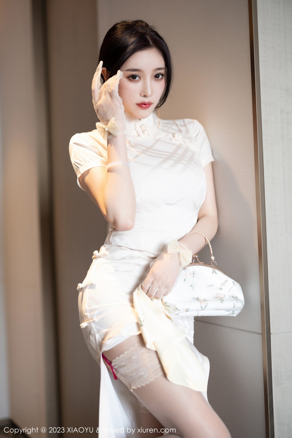 Xgyw.Net_[XiaoYu画语界]Vol.978_女神杨晨晨Yome性感白色典雅旗袍配白丝袜秀丰腴身材诱惑写真85P