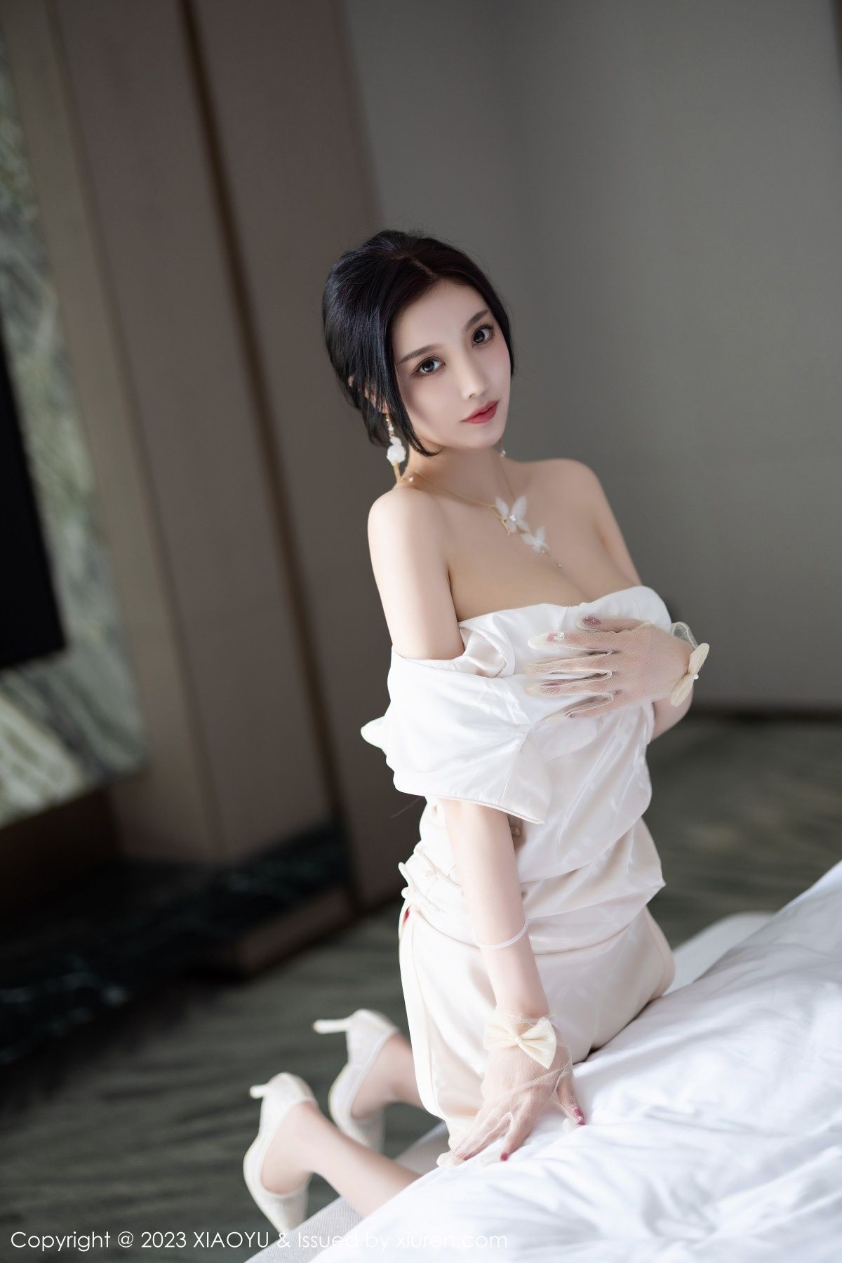 Xgyw.Net_[XiaoYu画语界]Vol.978_女神杨晨晨Yome性感白色典雅旗袍配白丝袜秀丰腴身材诱惑写真85P