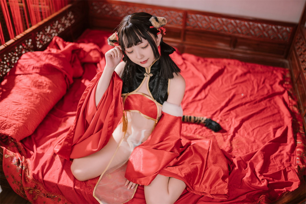 Xgyw.Net_网络美女花铃虎团团主题性感红黑色旗袍服饰露白嫩肌肤秀完美身材诱惑写真84P