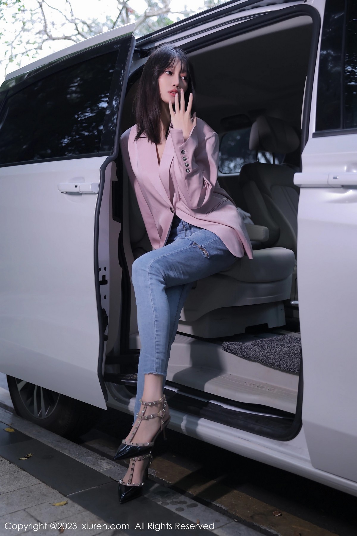 Xgyw.Net_XiuRen第6355期_模特玥儿玥er万宁旅拍粉灰色上衣配牛仔裤露白色内衣诱惑写真55P