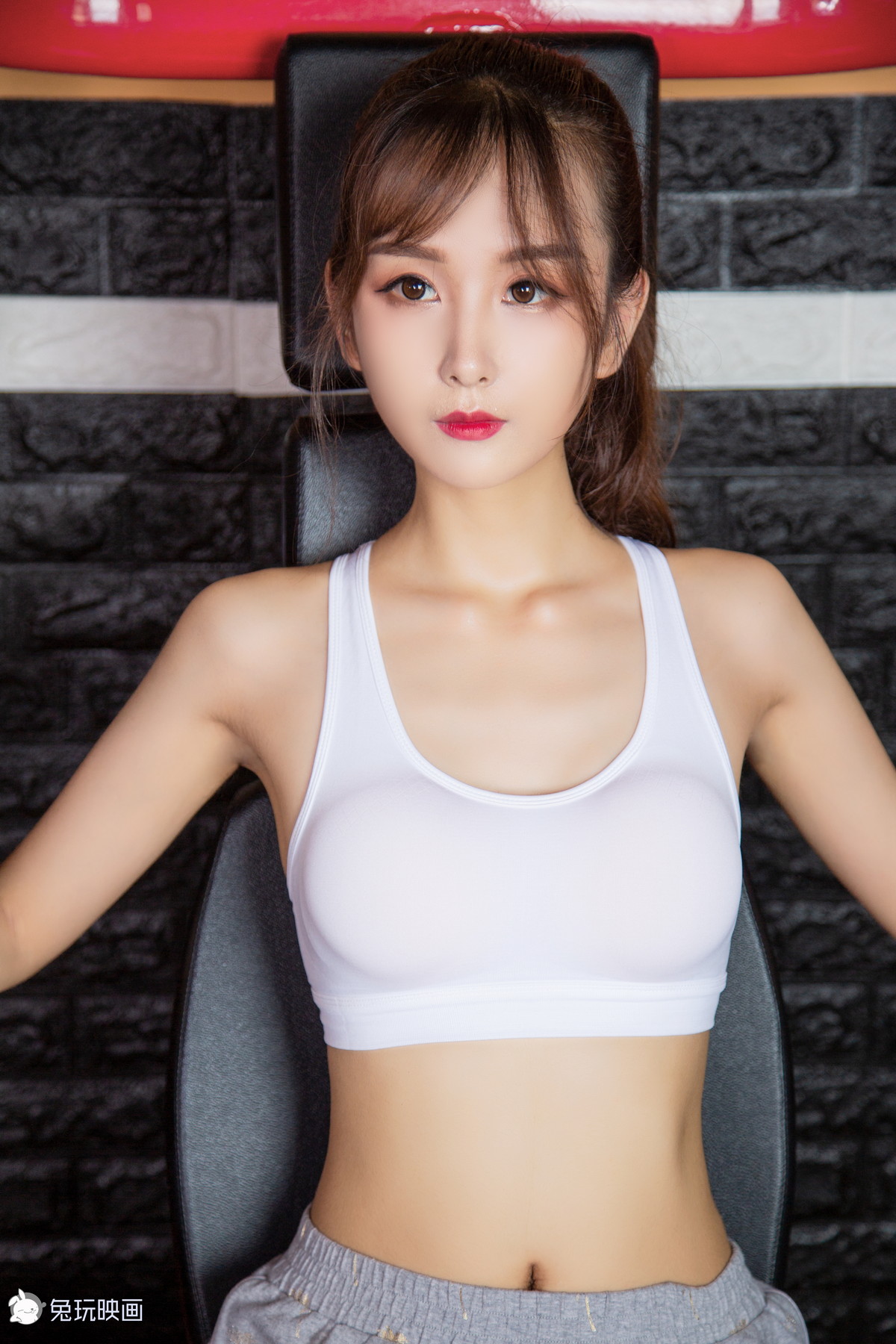 Xgyw.Net_网络美女夜兔健身房的少女主题性感白色运动内衣配灰色短裤秀完美身材诱惑写真38P