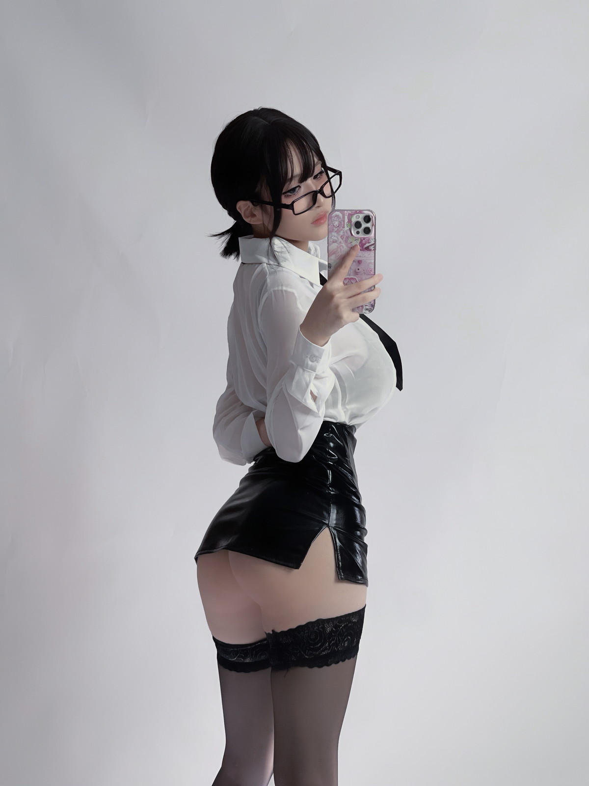 Xgyw.Net_Cos小姐姐幼爱youmeko早安主题性感白T配黑短裙露超薄黑丝秀翘臀诱惑写真28P