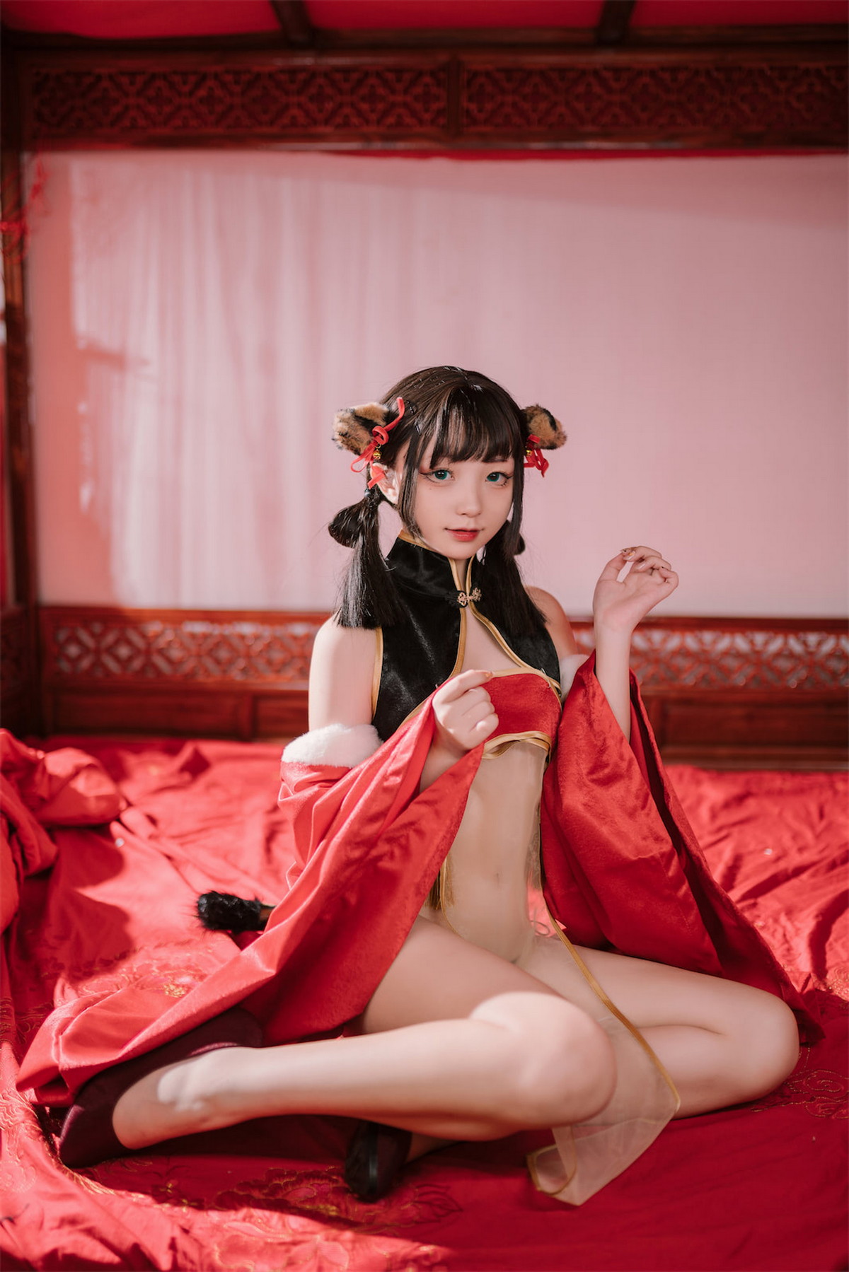 Xgyw.Net_网络美女花铃虎团团主题性感红黑色旗袍服饰露白嫩肌肤秀完美身材诱惑写真84P