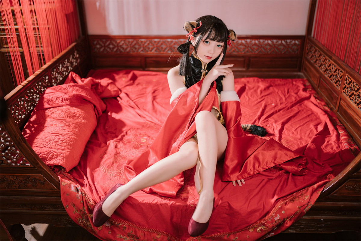Xgyw.Net_网络美女花铃虎团团主题性感红黑色旗袍服饰露白嫩肌肤秀完美身材诱惑写真84P