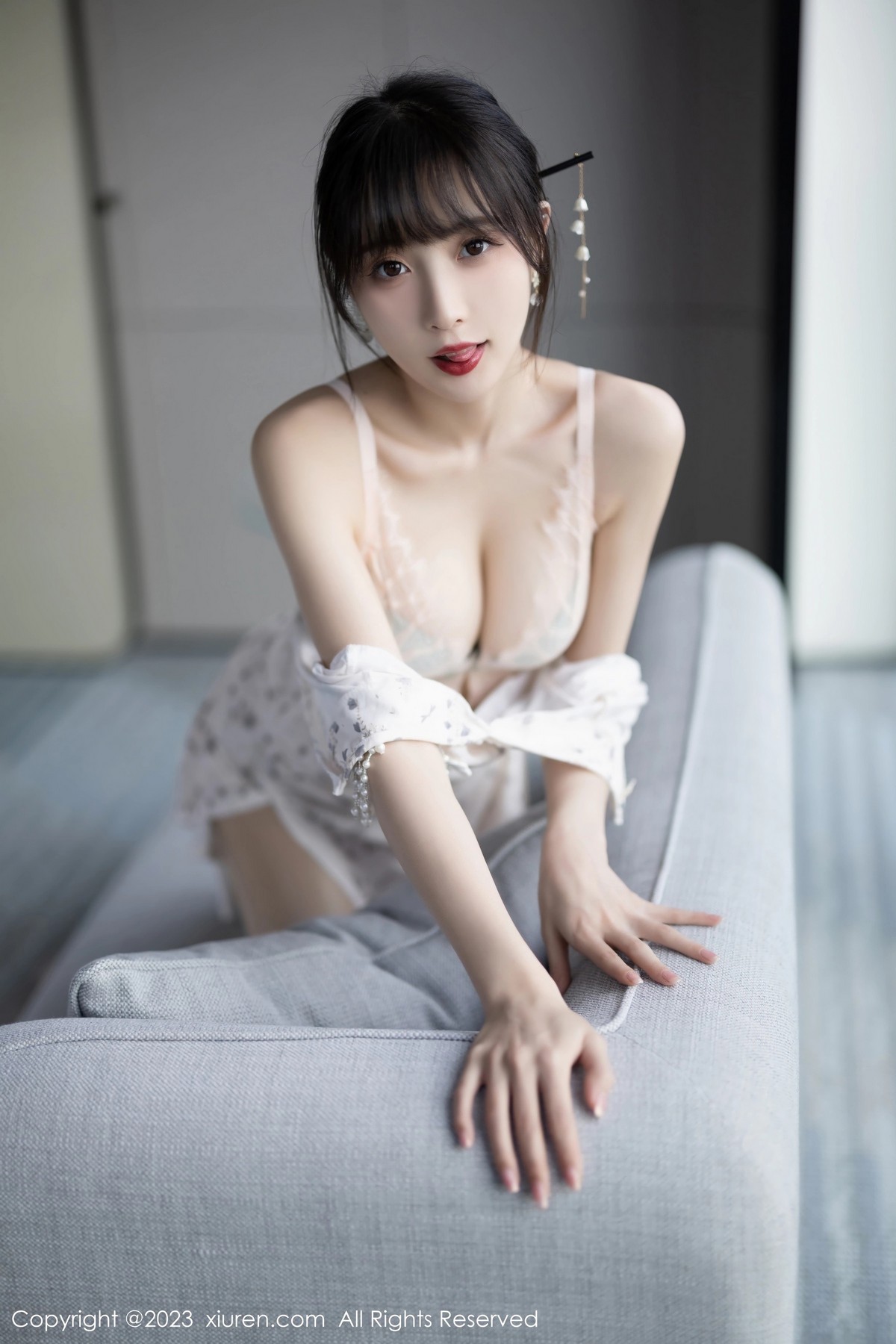 Xgyw.Net_XiuRen第6346期_模特林星阑海南旅拍性感浅色短款旗袍露浅粉色蕾丝内衣迷人写真85P