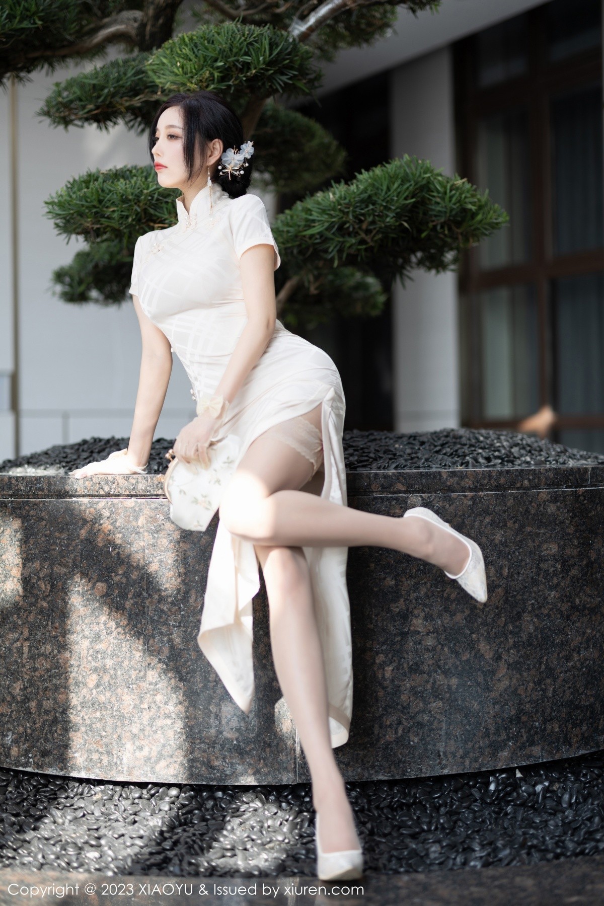 Xgyw.Net_[XiaoYu画语界]Vol.978_女神杨晨晨Yome性感白色典雅旗袍配白丝袜秀丰腴身材诱惑写真85P