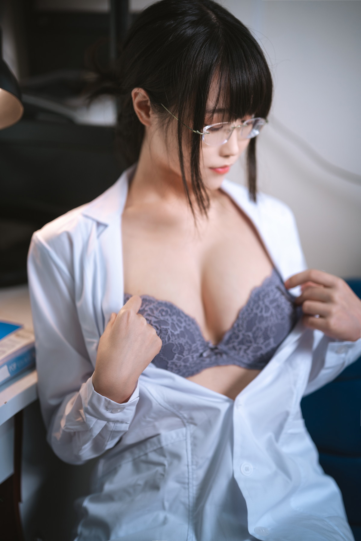 Xgyw.Net_网络美女汪知子医生姐姐主题脱白大褂露性感紫色内衣配紫色丝袜迷人诱惑写真34P