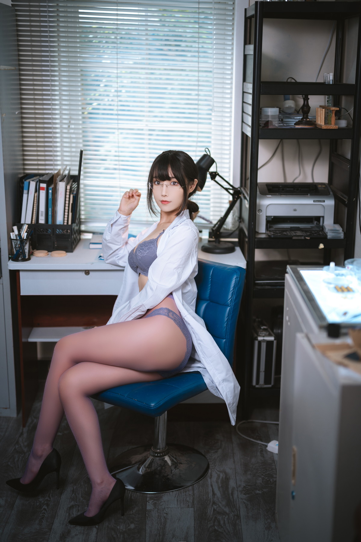 Xgyw.Net_网络美女汪知子医生姐姐主题脱白大褂露性感紫色内衣配紫色丝袜迷人诱惑写真34P