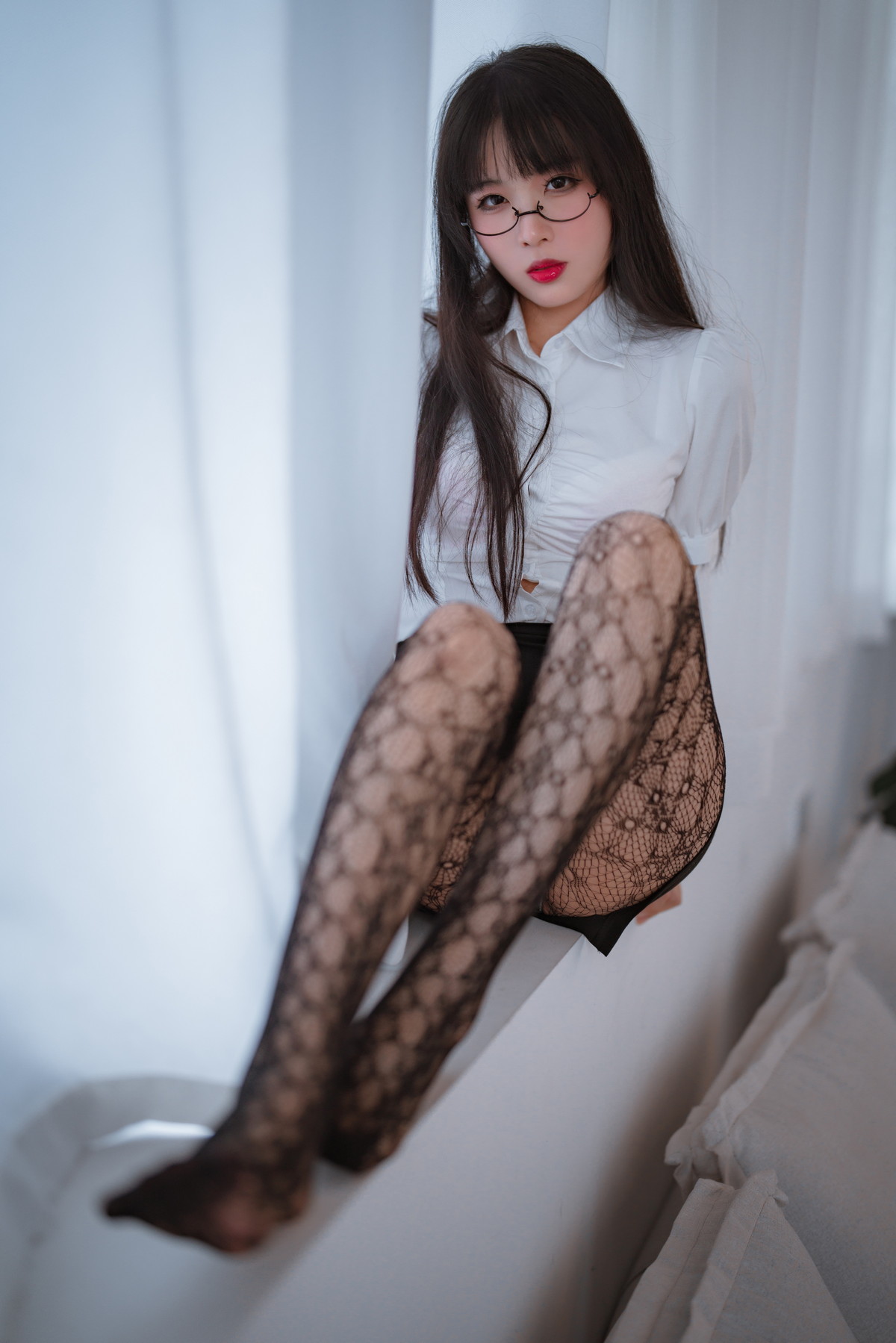 Xgyw.Net_网络美女轩萧学姐提花裤袜主题性感白T配黑短裙露黑丝网袜秀翘臀美腿诱惑写真106P