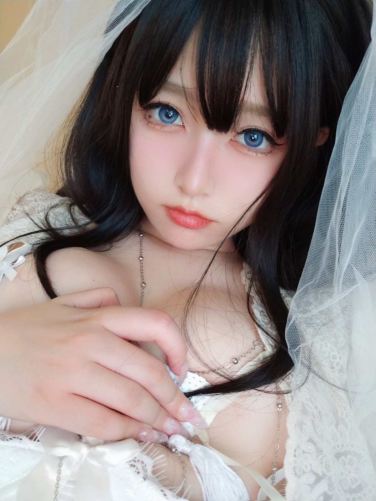 Xgyw.Net_Coser妹子女主K白双子主题性感白色薄纱配蕾丝吊袜露豪乳血滴子遮点诱惑写真75P