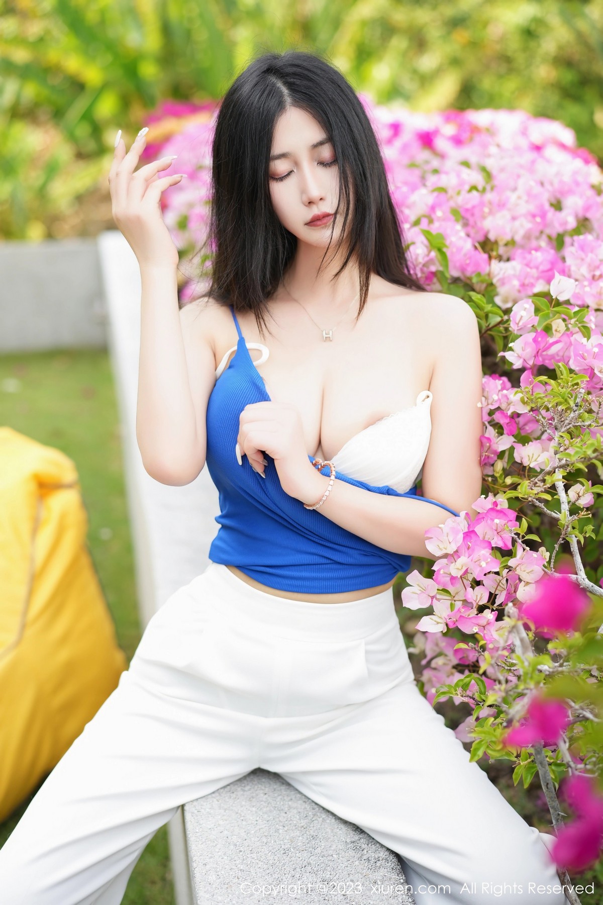 Xgyw.Net_XiuRen第6359期_模特laura阿姣蓝色短款上衣配白色长裤半脱秀丰满身材诱惑写真68P