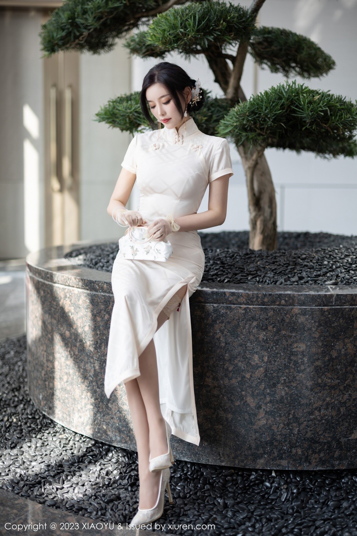 Xgyw.Net_[XiaoYu画语界]Vol.978_女神杨晨晨Yome性感白色典雅旗袍配白丝袜秀丰腴身材诱惑写真85P
